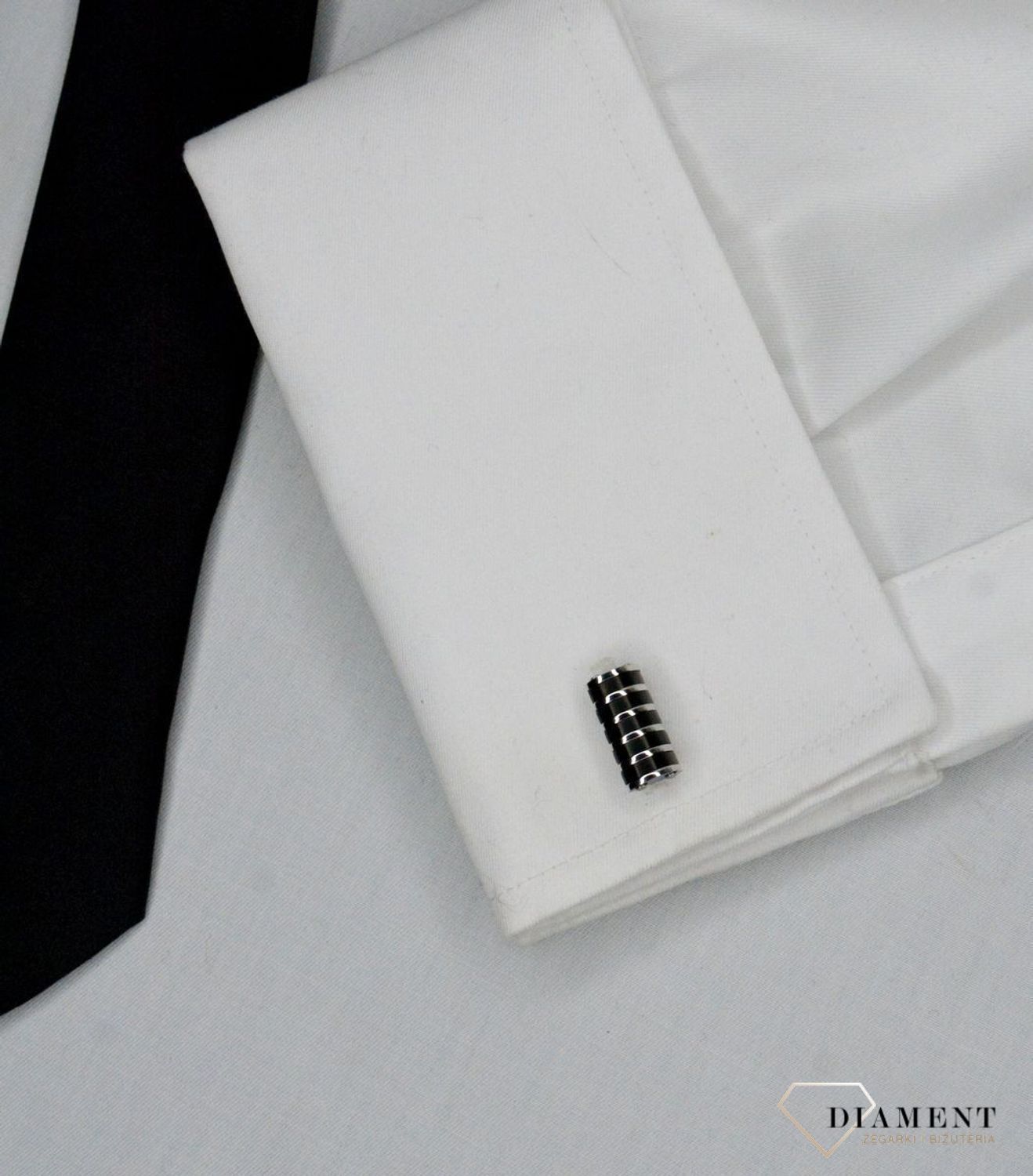 Spinki do mankietów Nomination Italy Strong czarne 028305 030.Na śnieżnobiałej koszuli będą prezentować się bardzo elegancko i oryginalnie. Spinki zapakowane w eleganckie pudełko, będą stanowić idealny, gotowy do wręczenia.jpg